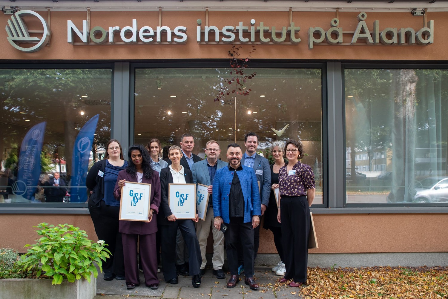 (Styrelsen tillsammans med personalen. Från vänster: Sara Blomqvist, Anusha Tyler, Elise Åkerblom, Majken Overgaard, Anders Berndtsson, Jan Ole Lönnblad, Tasso Stafilidis, Jonas Lundsgaard Nilsson, Silje Eikemo Sande och Therese Hjälmarstrand. Fotograf: Cecilia von Weymarn.)
