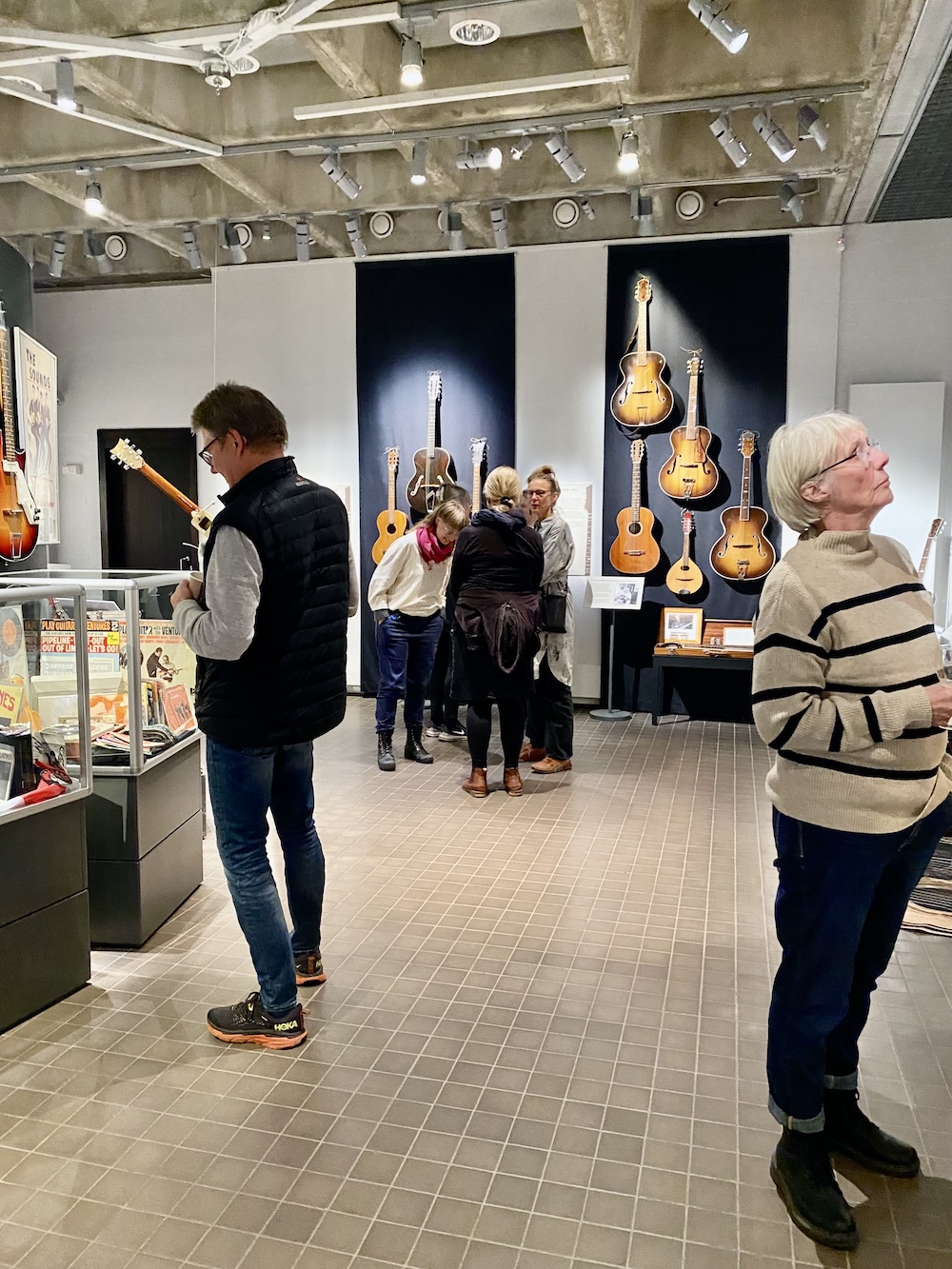 Bild av besökare på Ålands konstmuseum